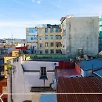 Top Floor Studio, Central & Quiet
